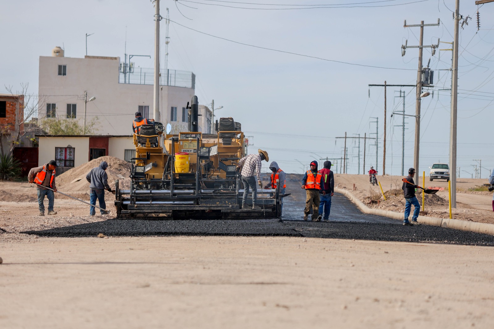 Avanza pavimentación en la prolongación Fernando Baeza bajo supervisión de Jesús Valenciano