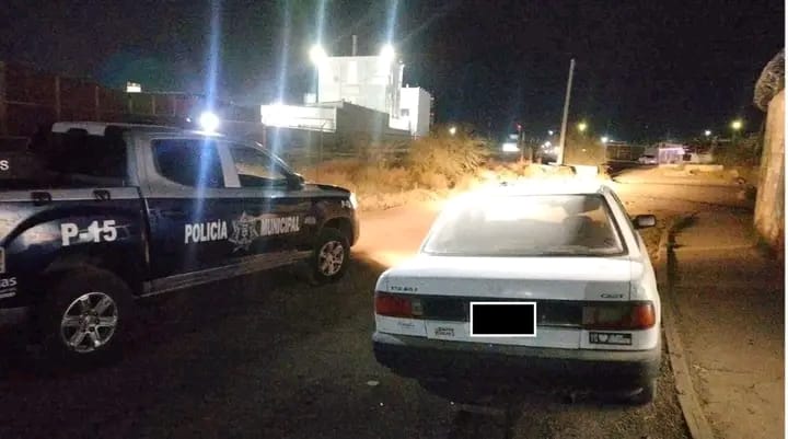 Policía de Delicias localiza y asegura Nissan Tsuru con denuncia de robo
