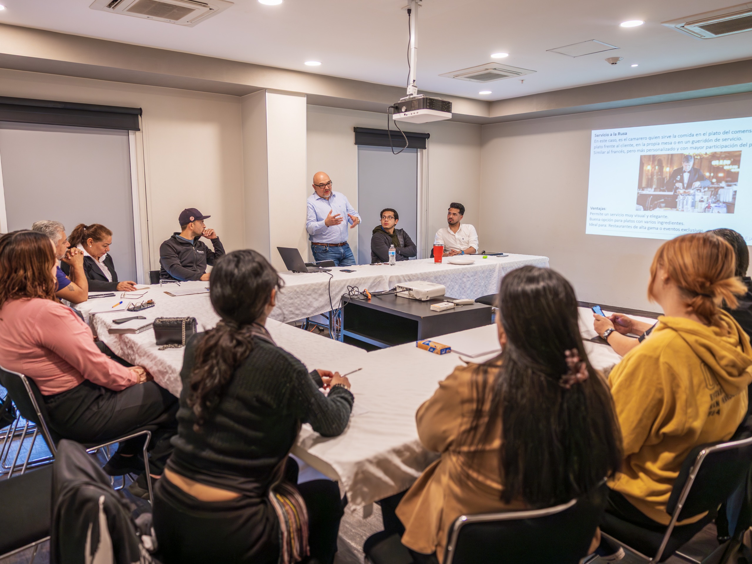 Registra curso de Atención a Comensales gran respuesta en Delicias