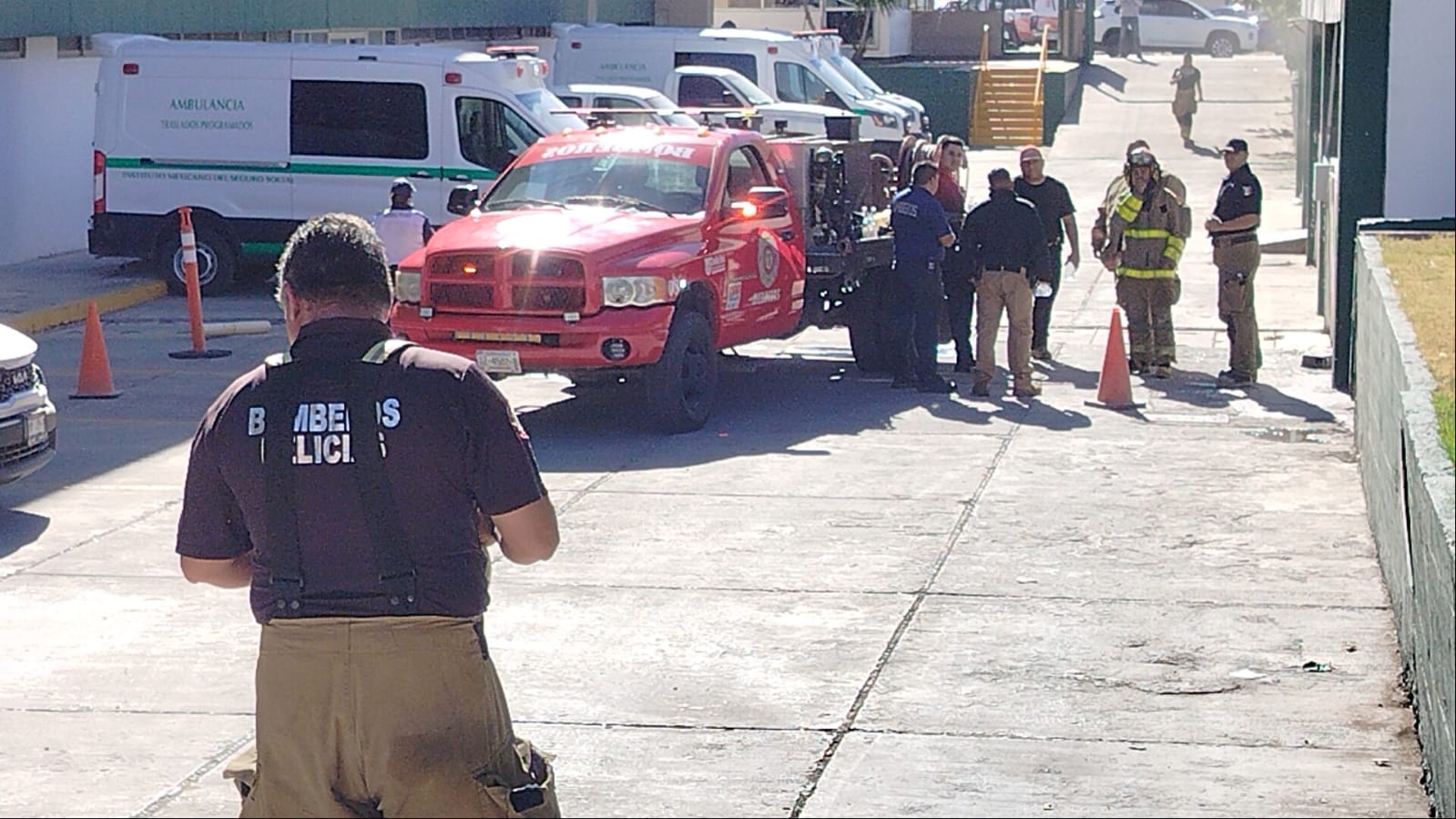 Peritos analizarán causa de incendio en IMSS