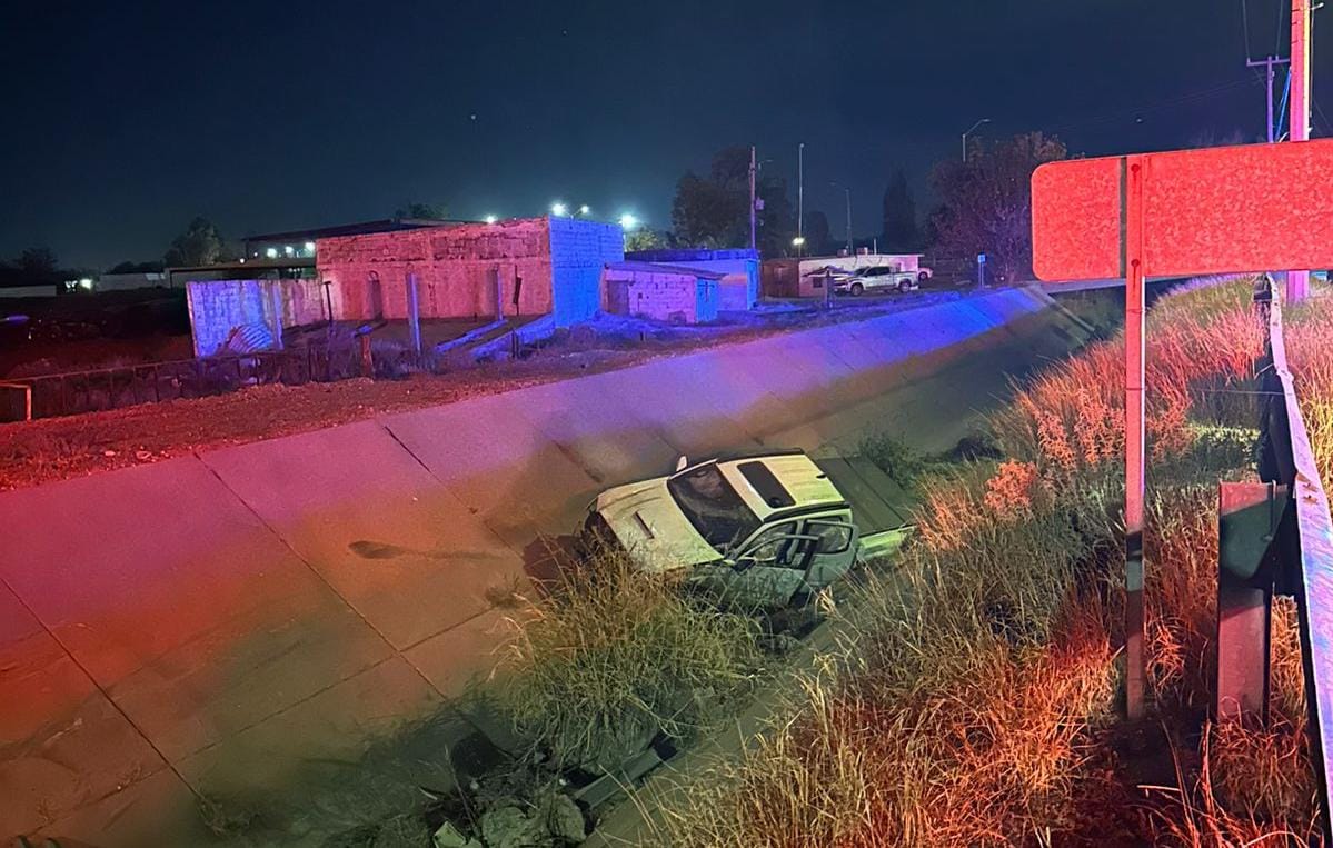 Daños por 340 mil pesos tras caída de vehículo a canal en sector norte