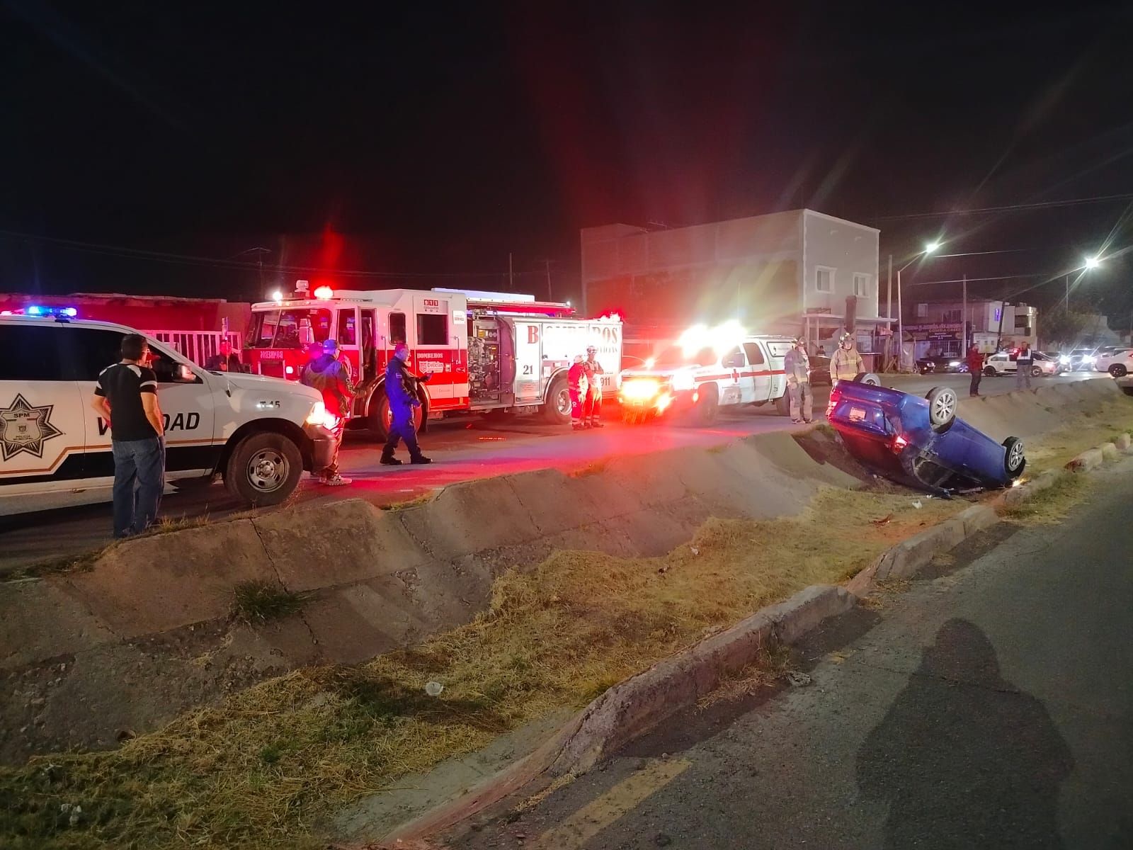 Tres mujeres lesionadas tras volcadura y caída a canal