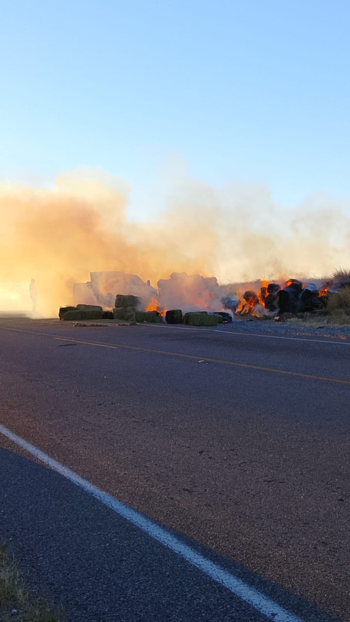Se genera incendio en camión de pacas, Bomberos de Rosales sale a prestar ayuda