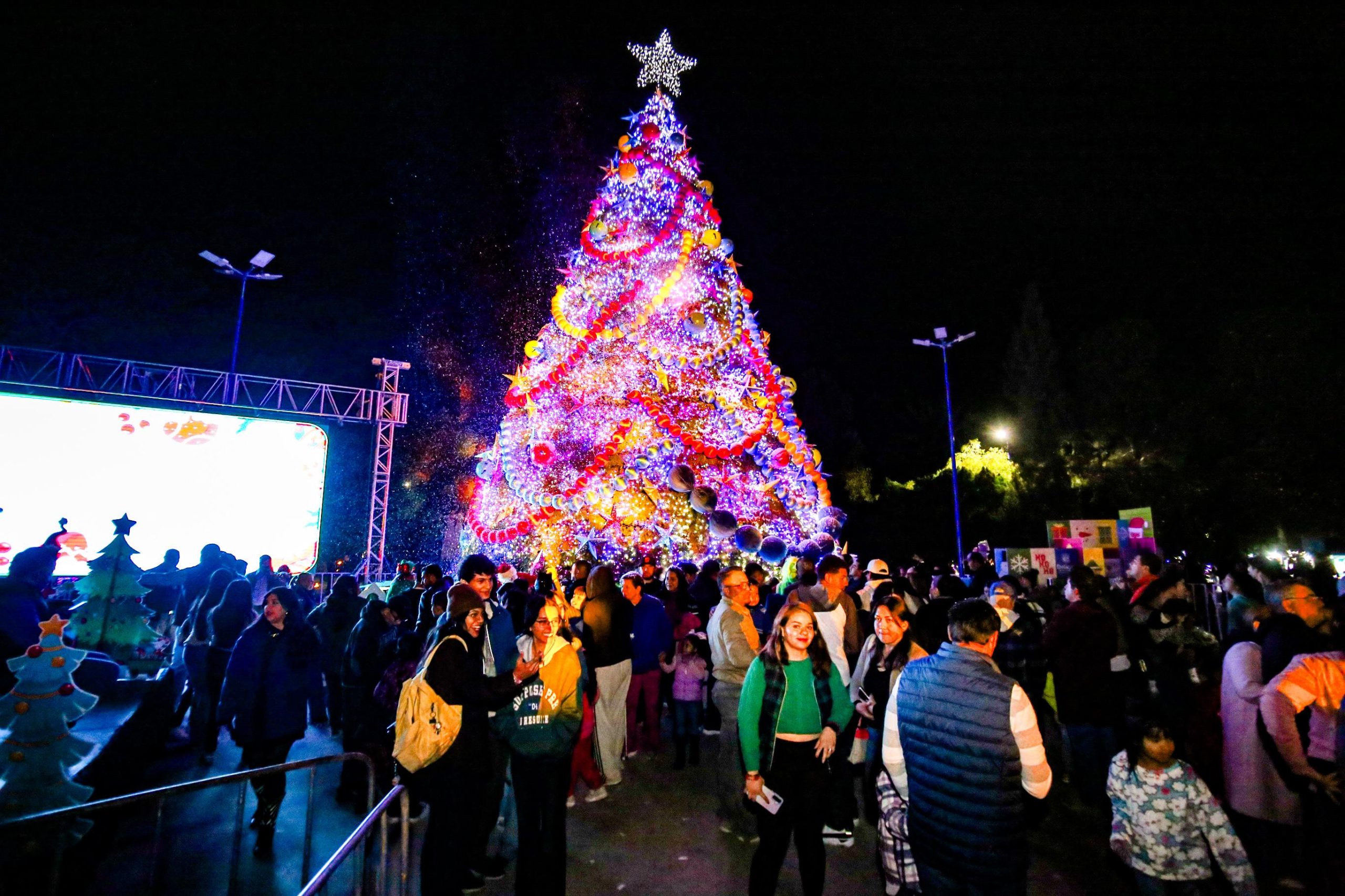 Encabeza Presidente Jesús Valenciano el Festival Navideño y Encendido del Pino de Navidad