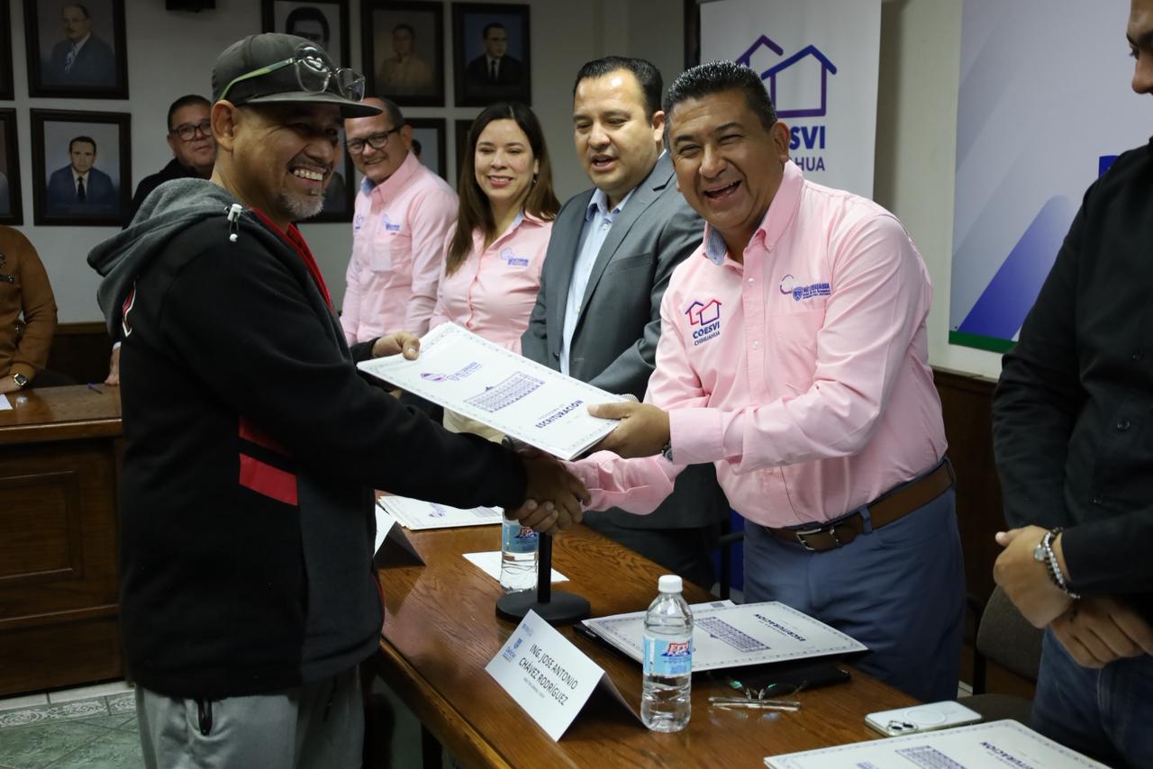 Entrega Coesvi escrituras a familias de Delicias
