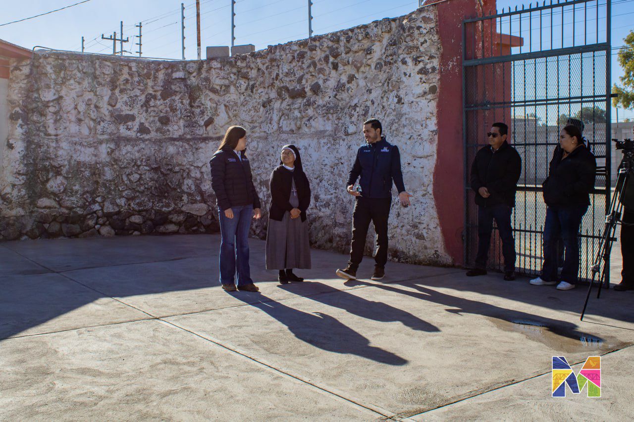 Entrega Miriam Soto rehabilitación de acceso principal de Asilo El Peregrino en Meoqui