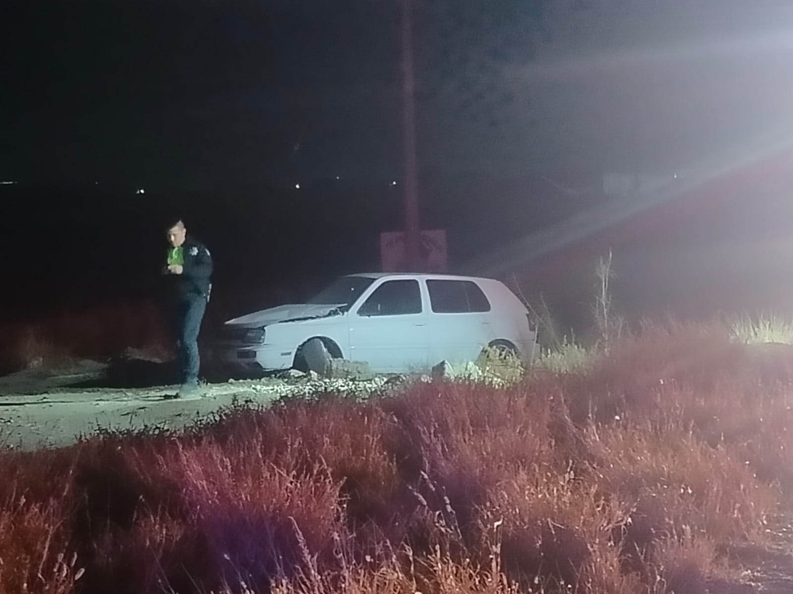 Destrozó auto al impactar contra camión urbano en la carretera