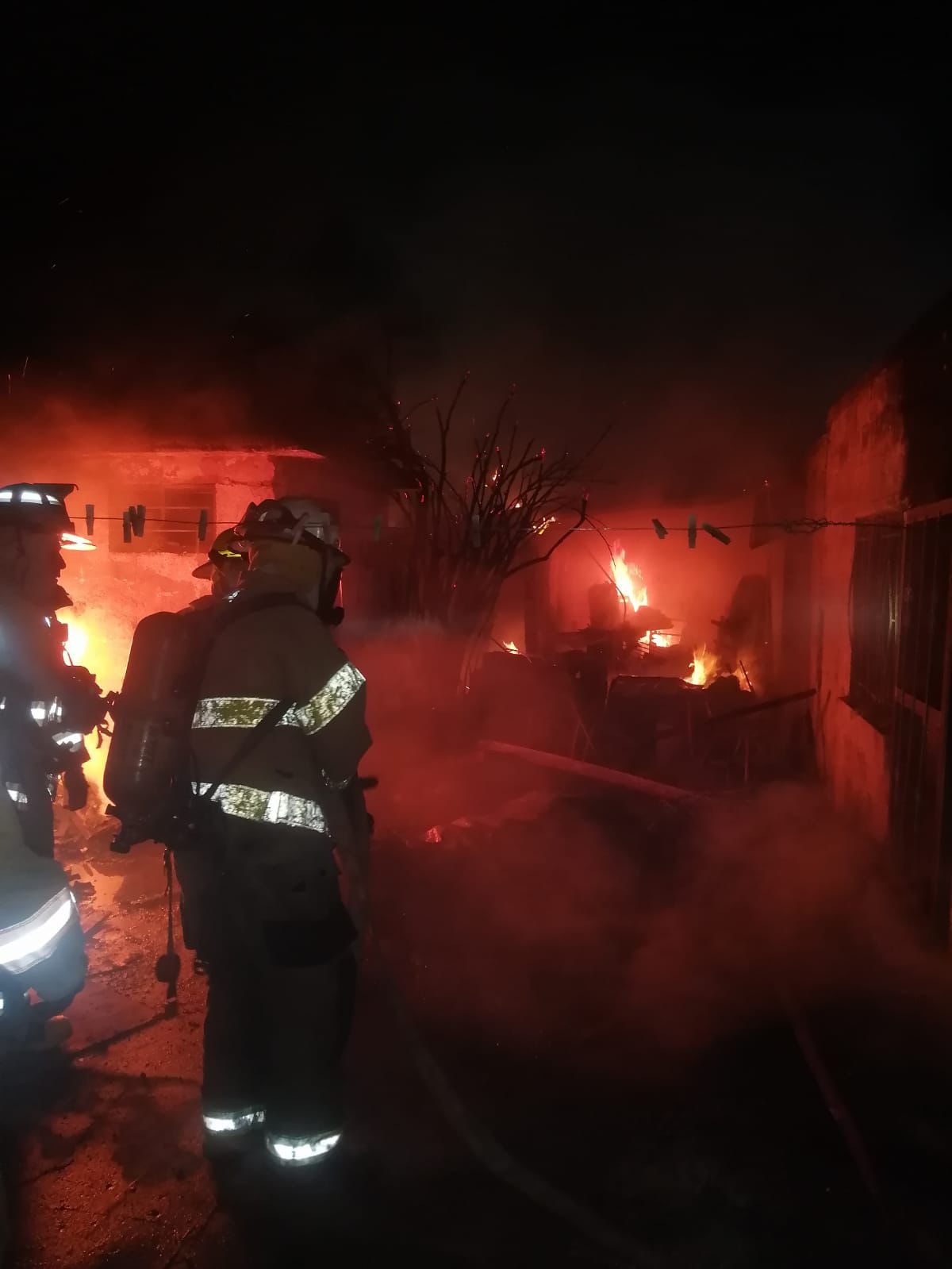 Controlan bomberos de Delicias incendio en la colonia Carmen Serdán