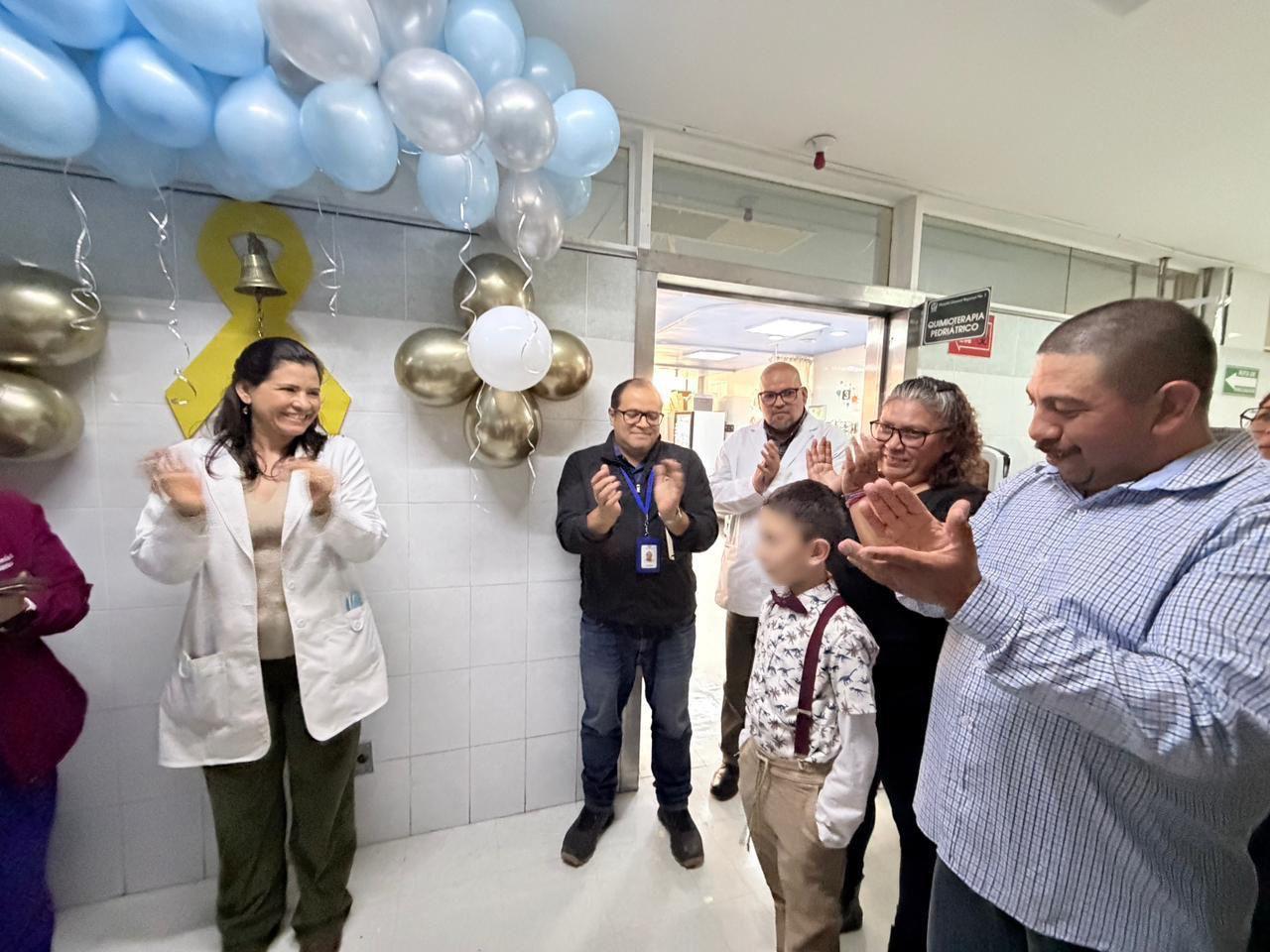Niño de ocho años vence el cáncer y toca la Campana de la Victoria en Hospital General Regional No. 1, “Morelos” del IMSS Chihuahua