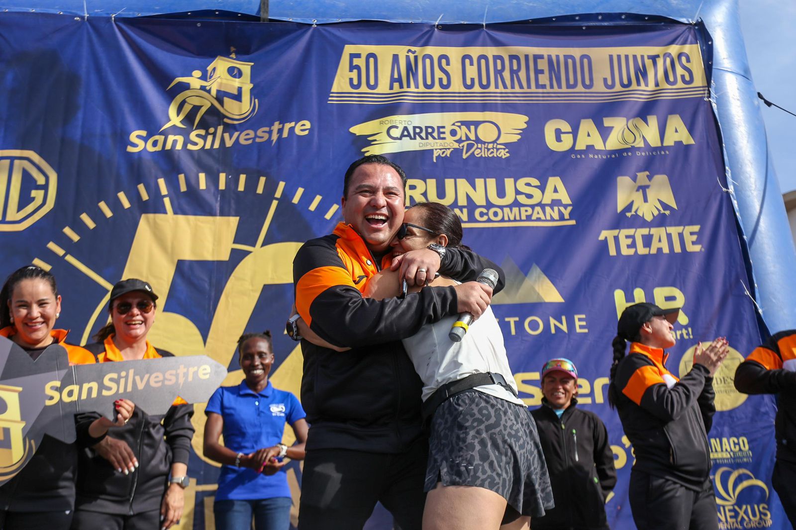 Felicita Jesús Valenciano a corredores y ganadora del automóvil en la San Silvestre