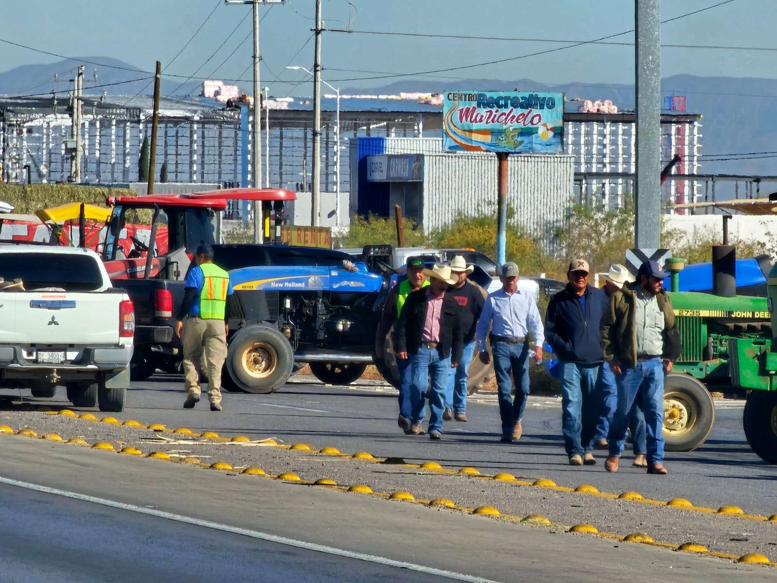 Bloquean agricultores la carretera a Aldama en rechazo a Ley de Aguas