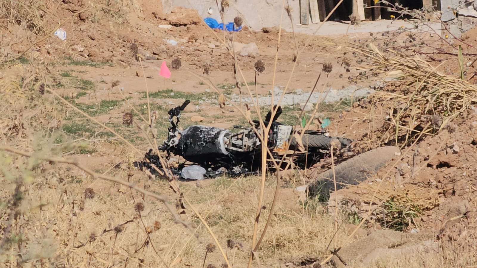 Hallan moto calcinada y mochilas con sangre; hay posible relación con cabezas