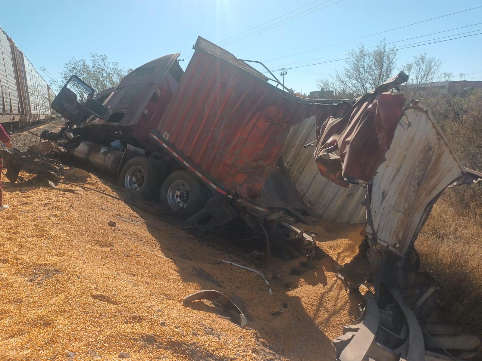 ???? Violento impacto de tren contra tráiler deja conductor al borde de la muerte
