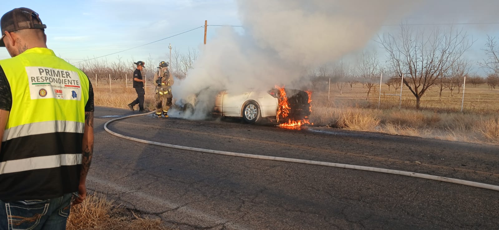 Ardió vehículo en carretera rumbo a Barranco Blanco