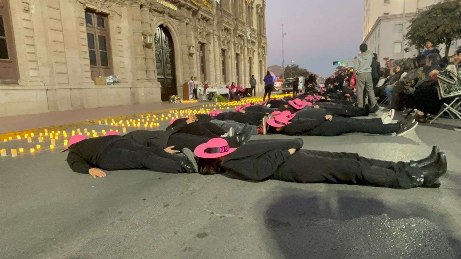 Rinden homenaje con velas y performance a Marisela Escobedo