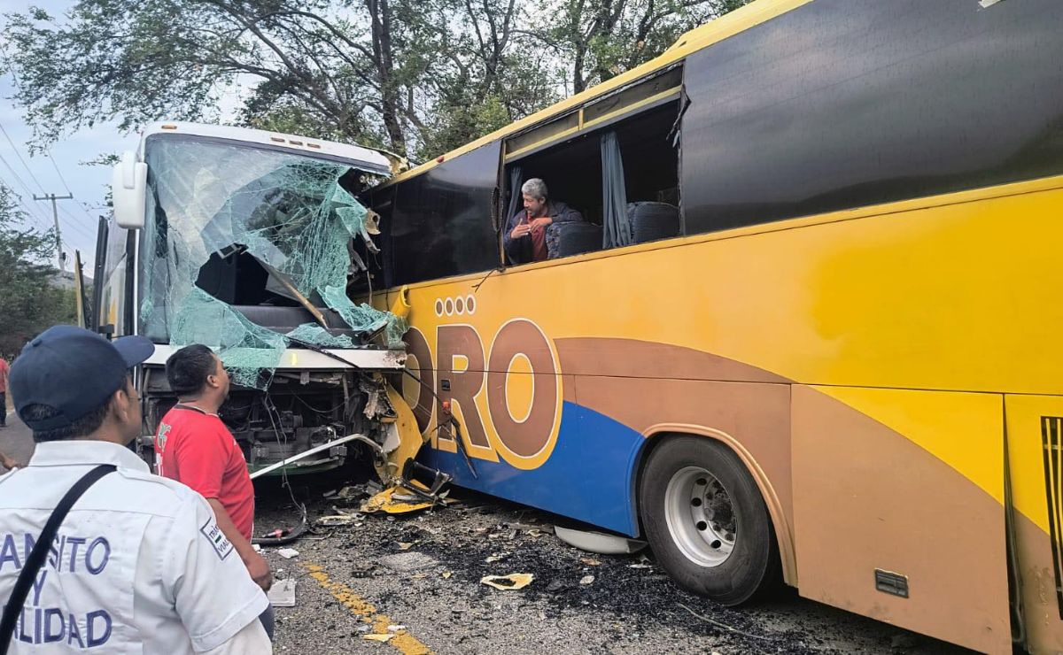 Autobuses chocan de frente en Guerrero; hay tres muertos