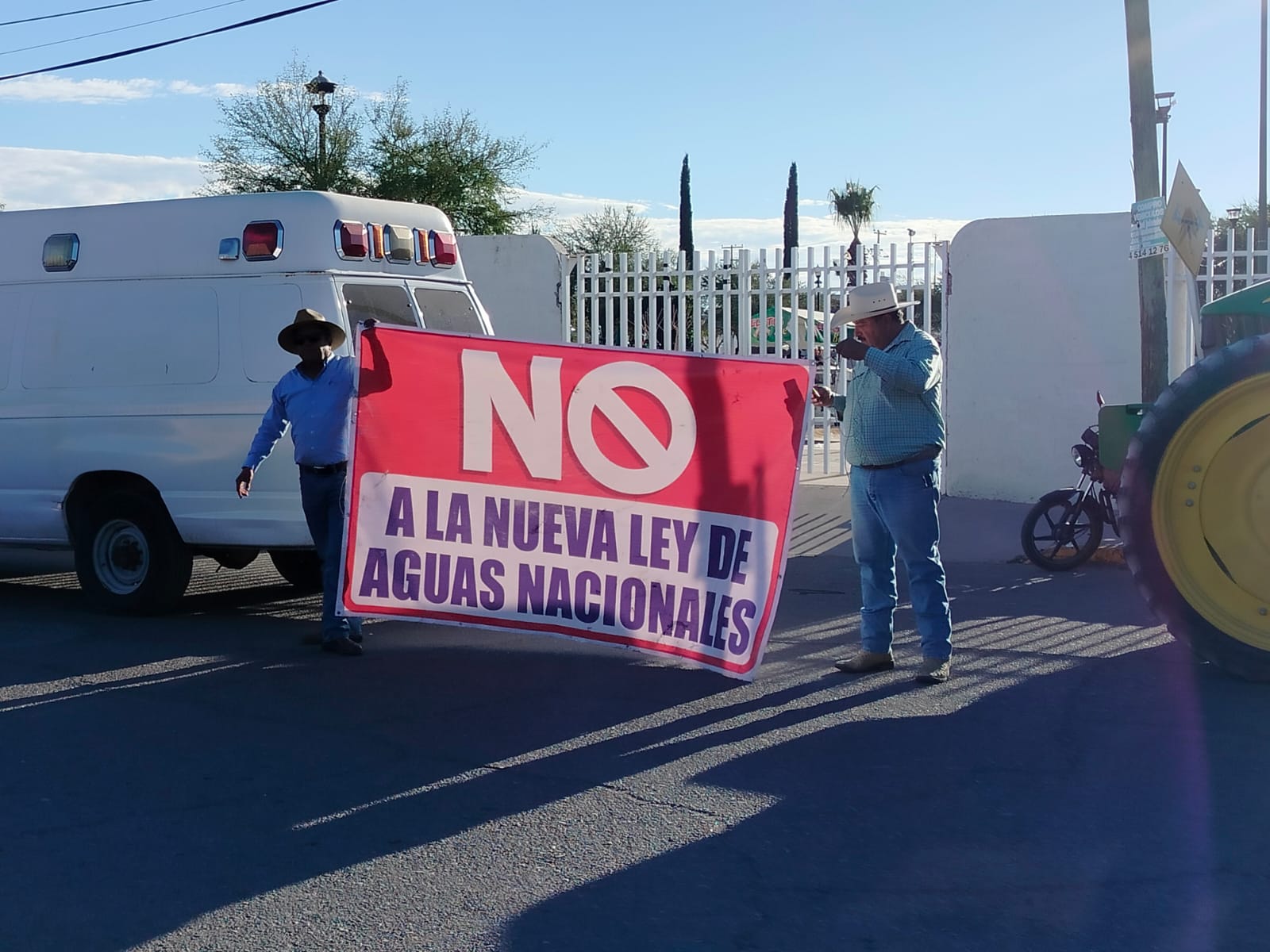 Tensión en posada de Morena en Delicias: agricultores llaman traidora a Andrea Chávez y ella suspende su arribo