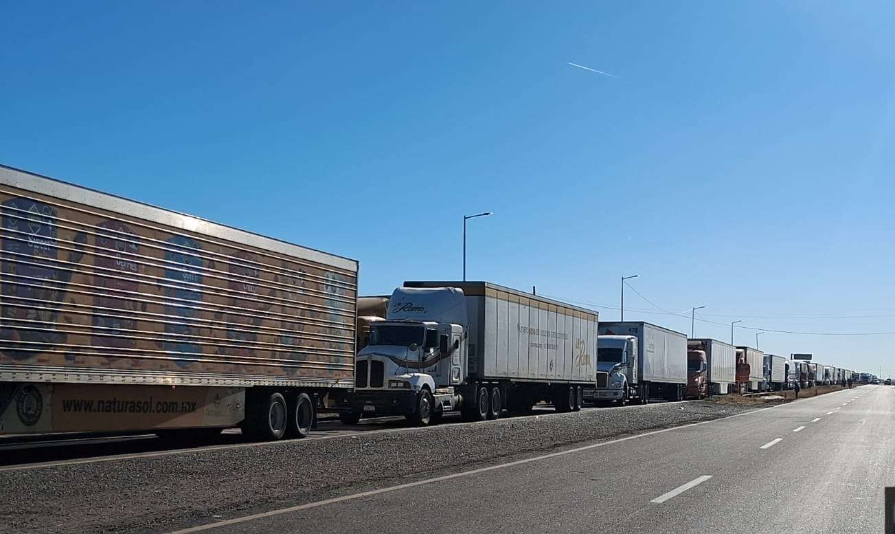 Bloquean agricultores 4 puentes fronterizos y vía ferroviaria en Chihuahua