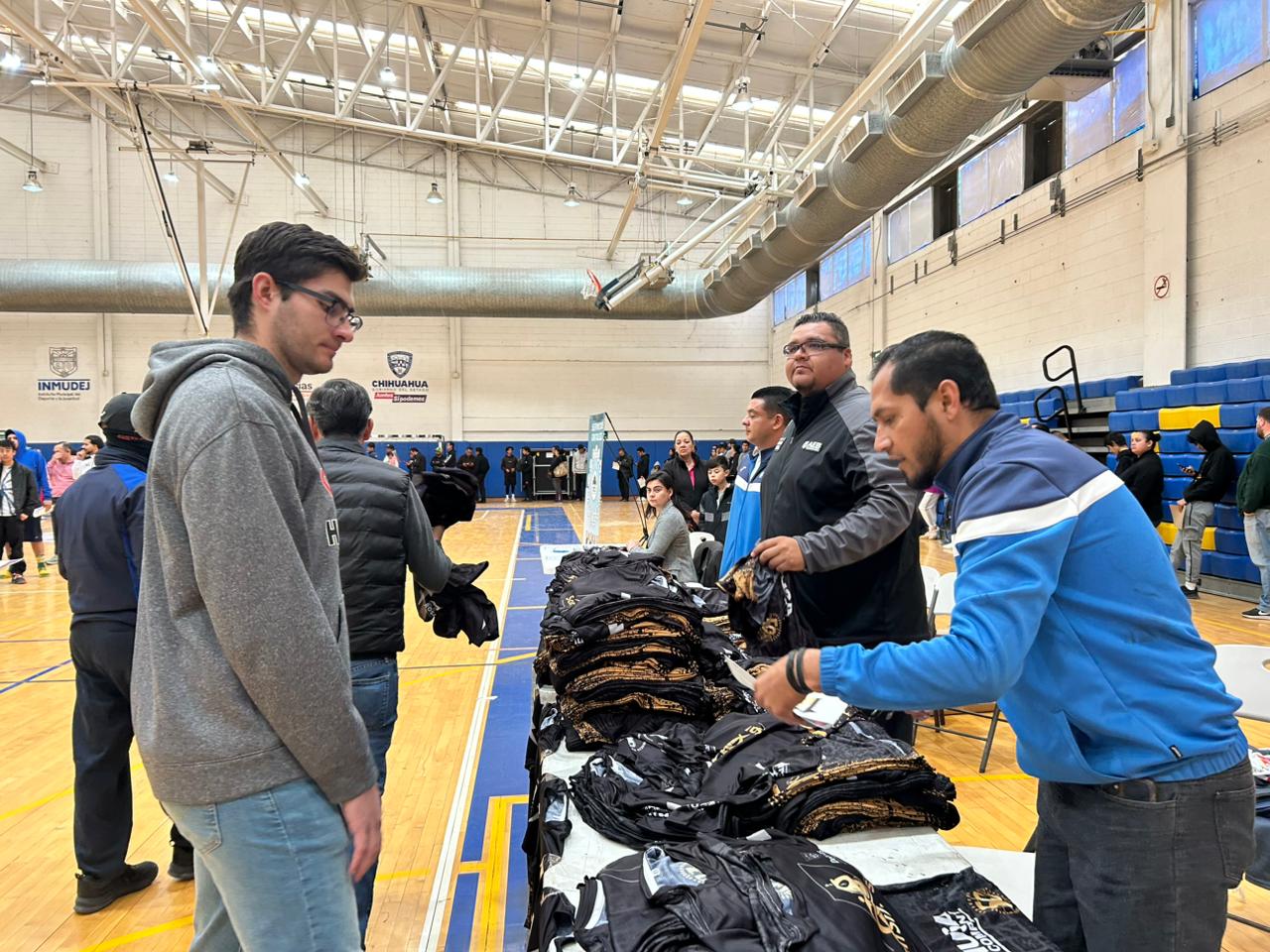 Más de 2 mil corredores en entrega de kits para la San Silvestre