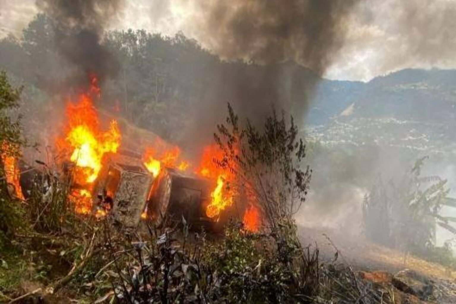 Un muerto por volcadura y explosión de una pipa en Chamula, Chiapas