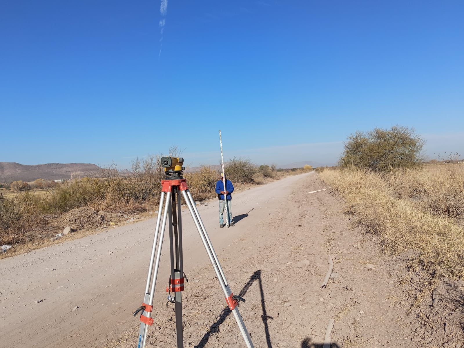 Rehabilitan en Meoqui el camino de Buenavista a coordenada 47