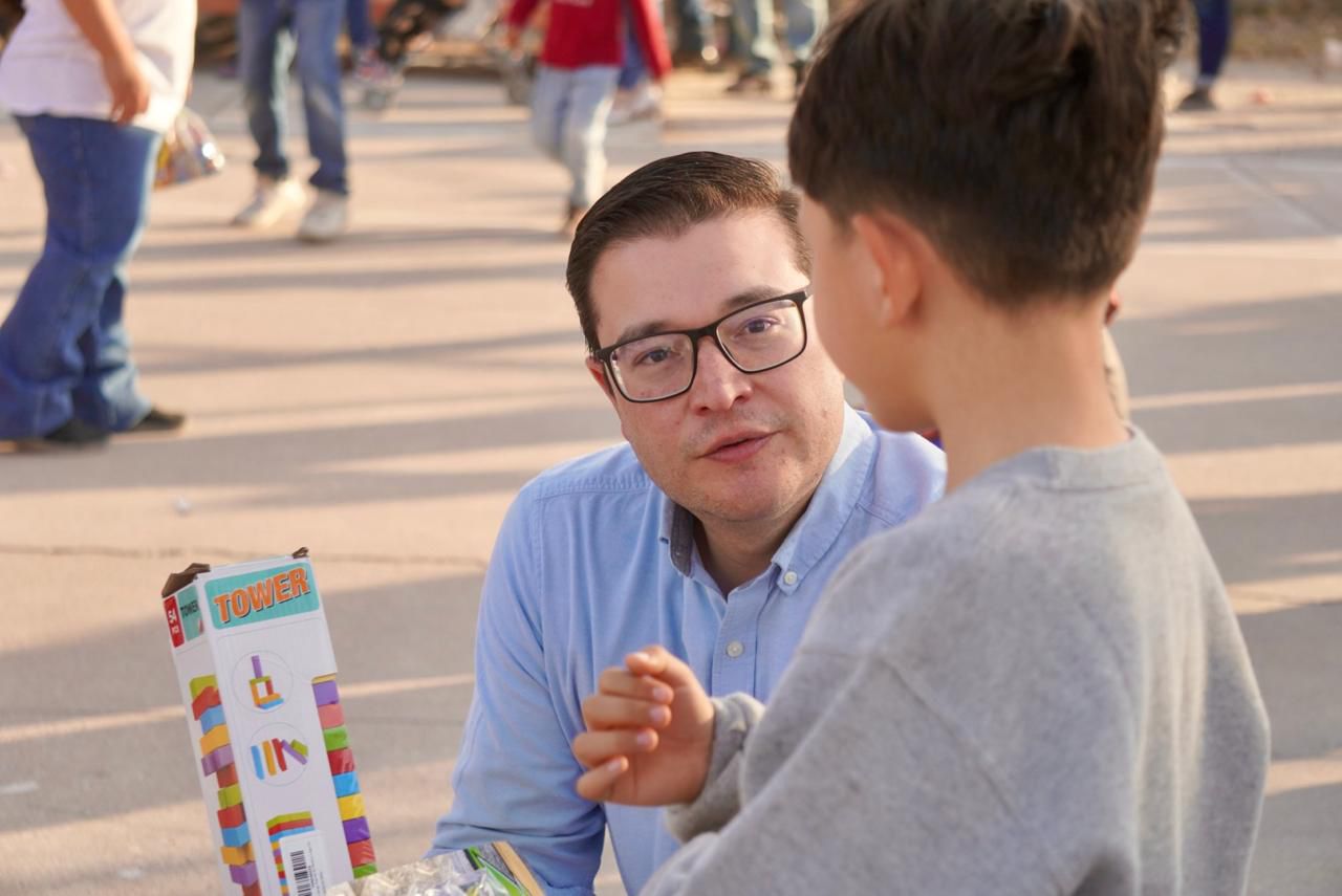 Regidor Mario Alberto Mata lleva posada navideña a la colonia Abraham González