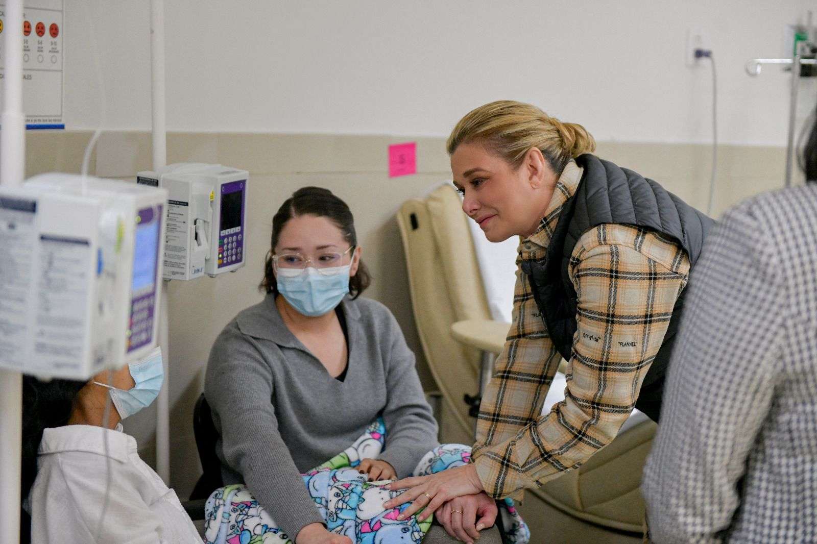 Visita Maru Campos a pacientes del Hospital General de Juárez