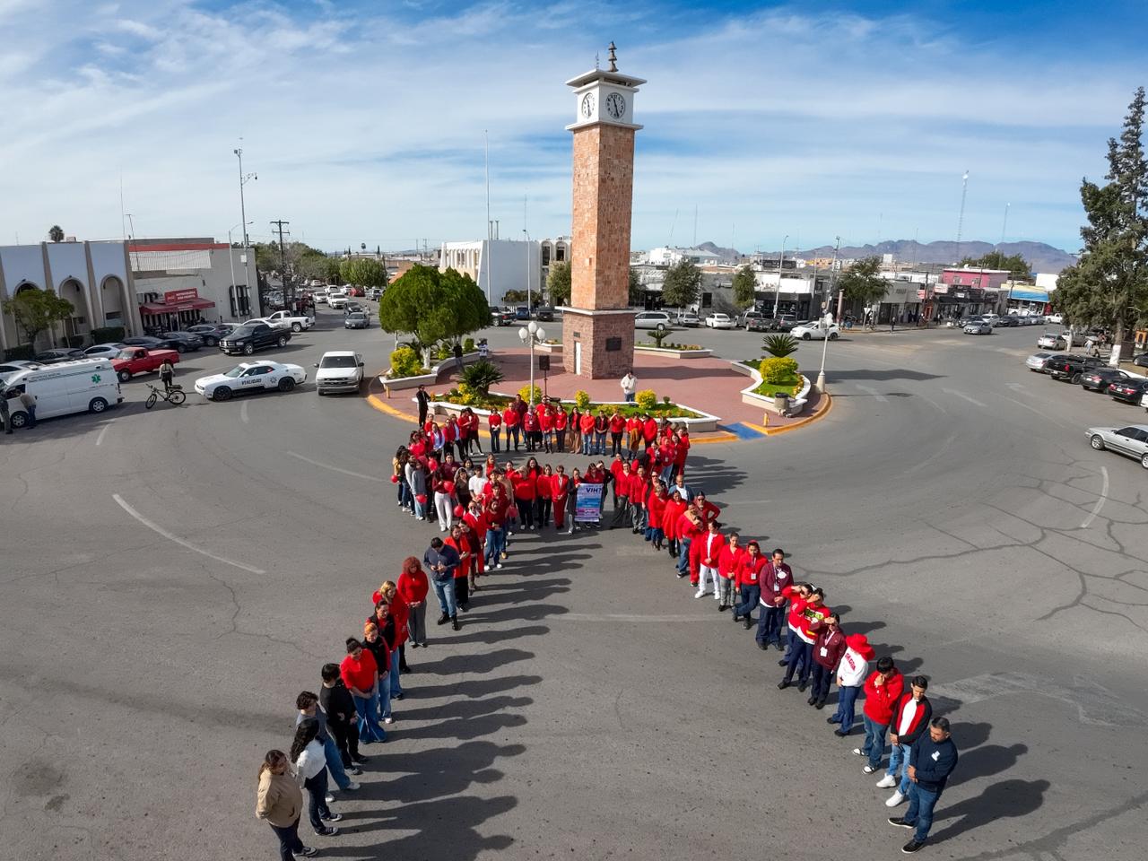 Coordinación de Salud de Delicias organiza elaboración de moño gigante para concientizar sobre el VIH