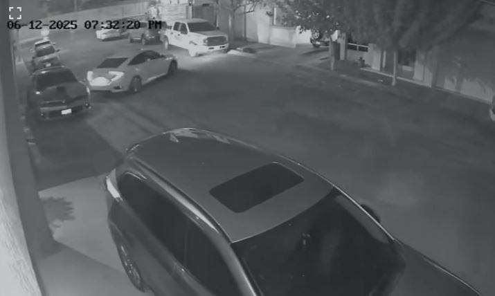 Buscan a conductor que provocó daños y huyó en Honda Civic blanco en Delicias