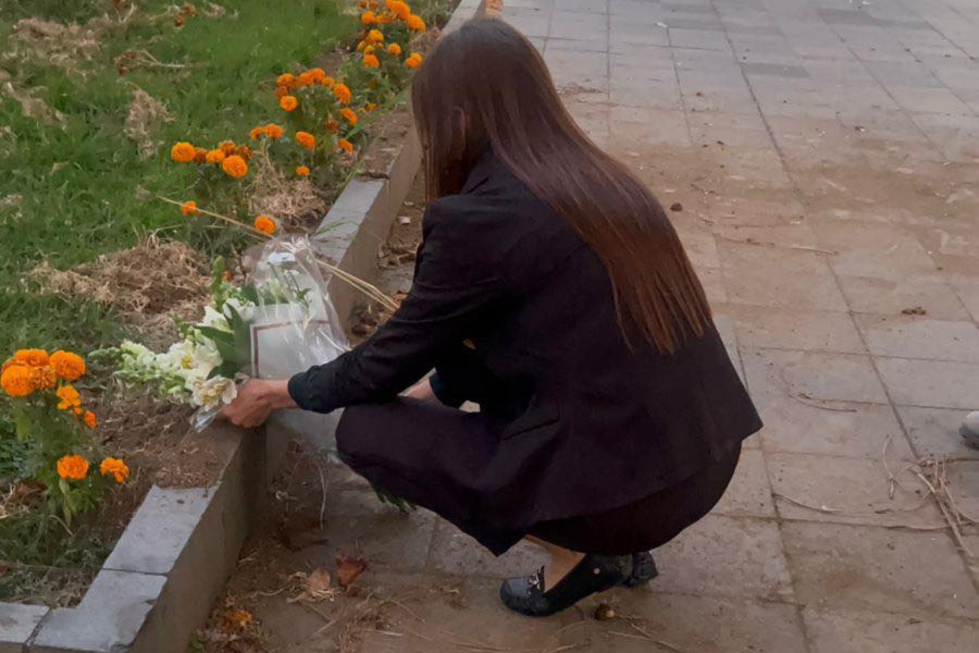 “Prometo que no te fallaré”: Grecia Quiroz visita el lugar donde hace un mes fue asesinado Carlos Manzo