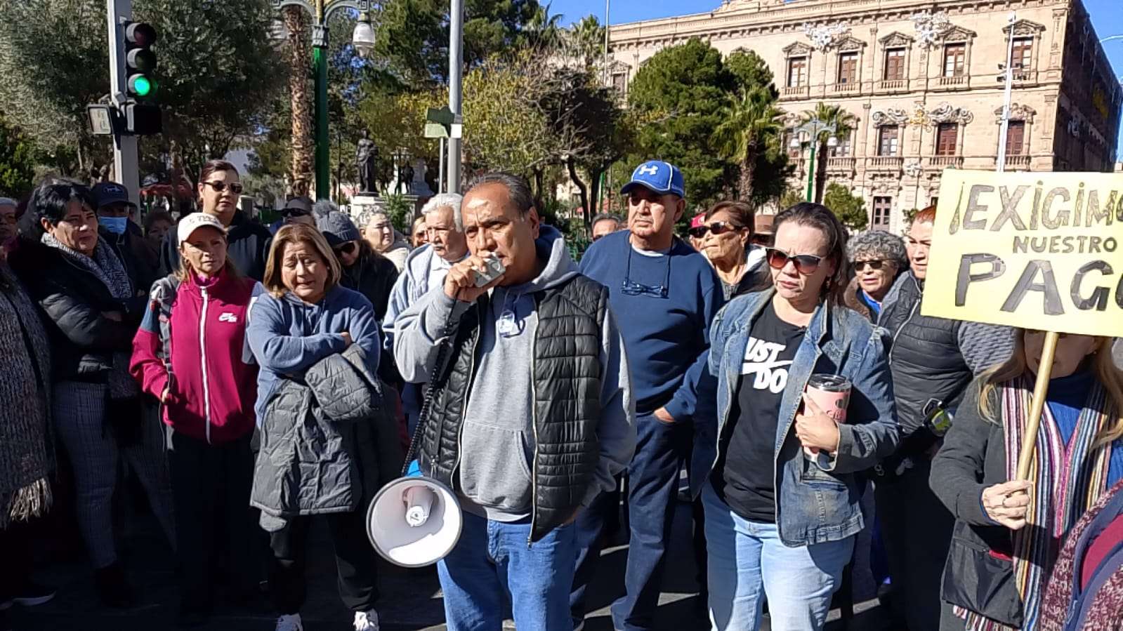 Siguen jubilados de la Uach en plantón; esperan a la dirigencia sindical