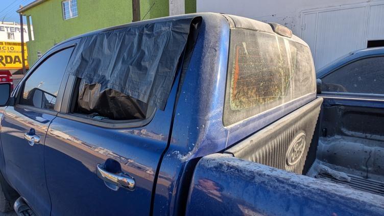 Atacan Ford Ranger con bomba molotov