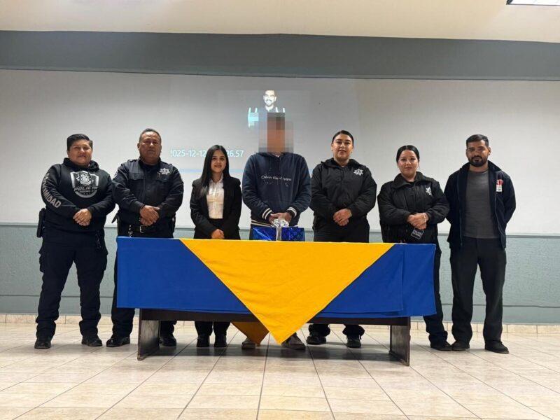 Entrega SSPE tablet de apoyo a estudiante del Cbta 147 de Meoqui