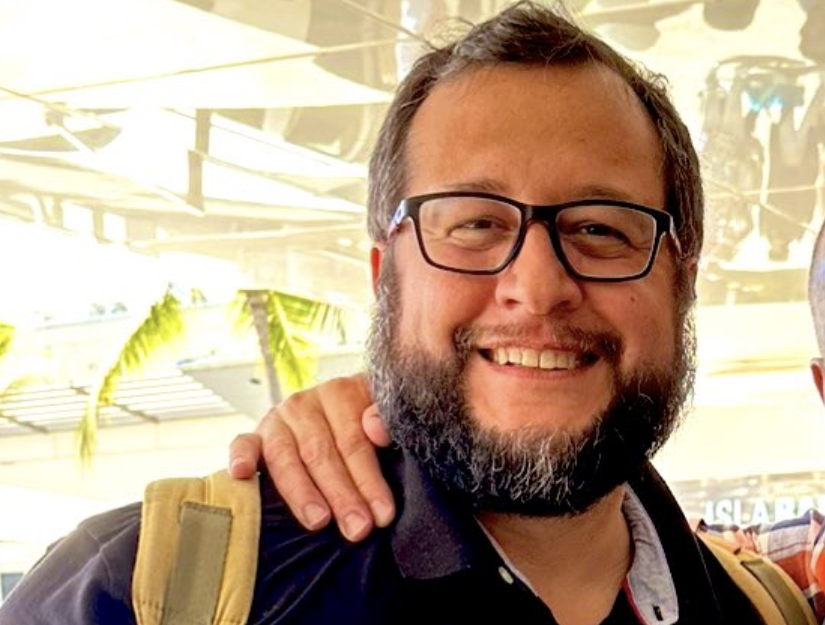 Captan a José Ramón López Beltrán saliendo de una tienda de lujo en Houston, Texas