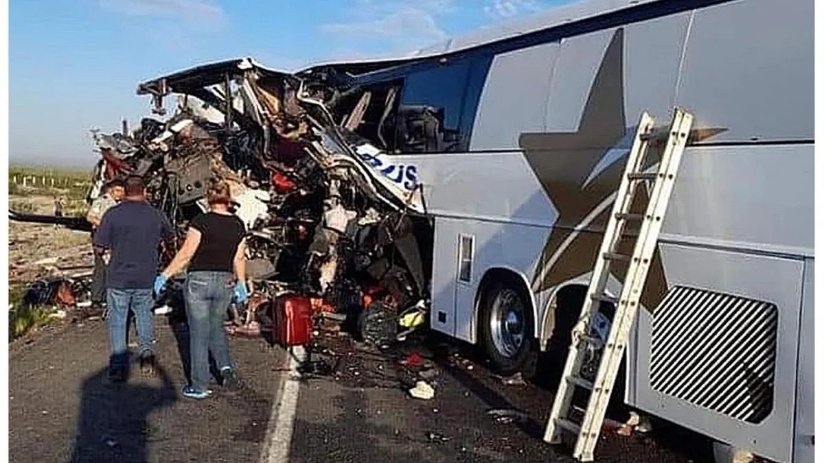 Madrugada de terror: camión se impacta contra autobús y deja varios muertos