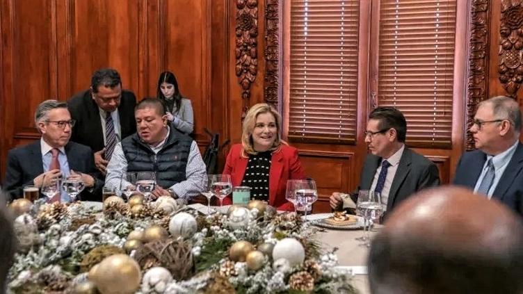 Maru Campos encabeza brindis navideño con miembros de su Gabinete