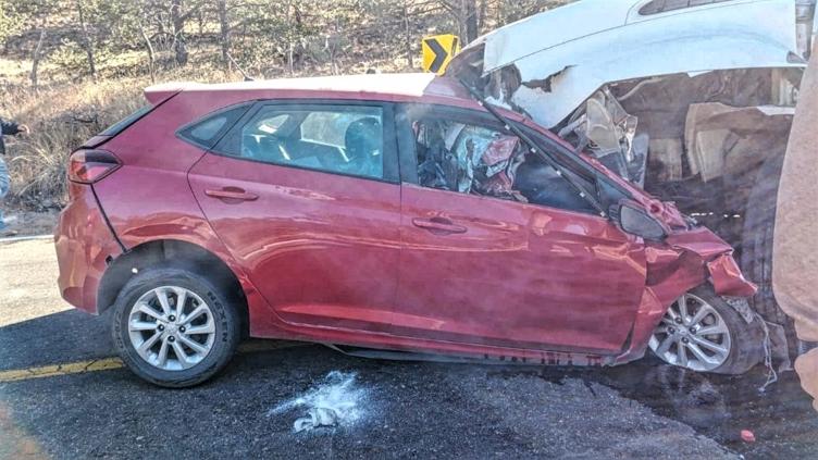 Mueren 3 pasantes de medicina tras encontronazo en Namiquipa