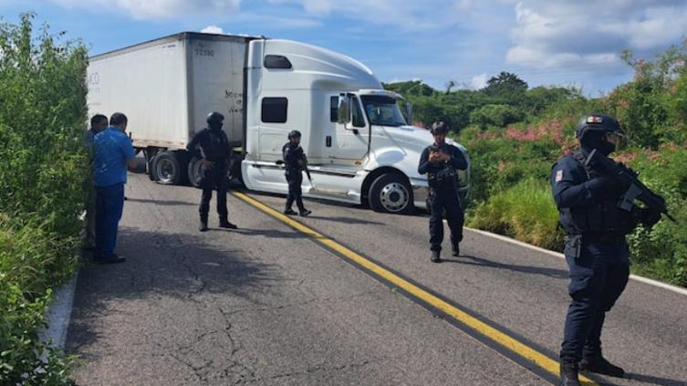 Balacera con dos muertos en autopista de Mazatlán; autos sin paso