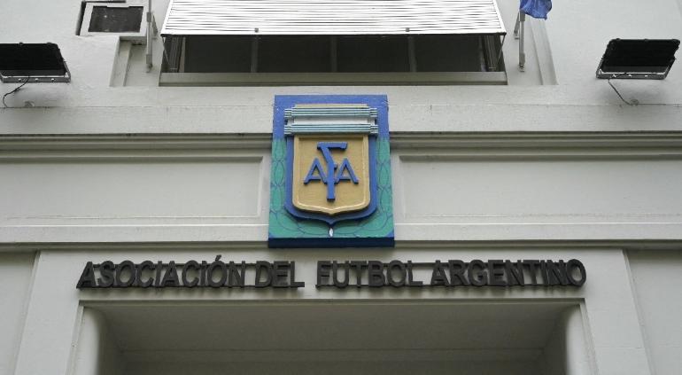 Acusan a dirigentes del fútbol argentino de desviar millones