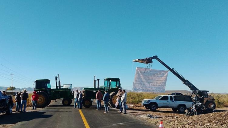Amanecen bloqueados cruces a EU por protestas vs Ley de Aguas