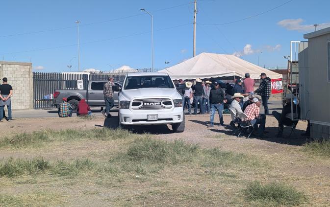 Tercer día con puentes cerrados en Juárez; campesinos pernoctaron