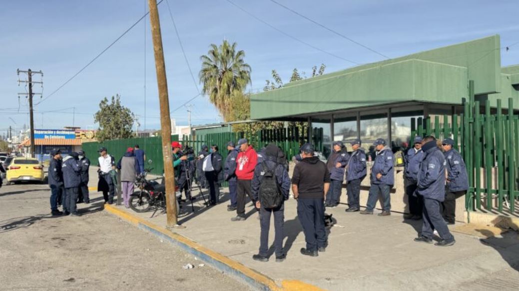 Elementos de empresa de seguridad privada se manifestaron por falta de prestaciones, malos tratos y prácticas injustas