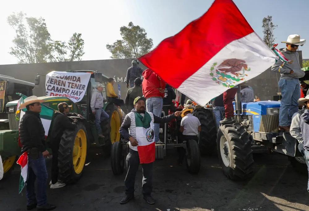Agricultores protestan en San Lázaro contra la Ley de Aguas; piden más tiempo para ser escuchados