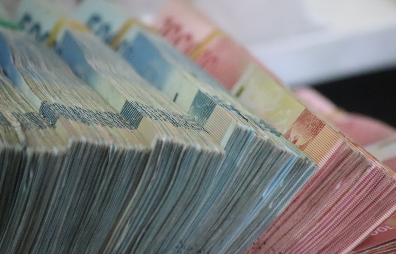 Peso hila 4 alzas frente al dólar y reafirma su nivel por debajo de 18 unidades