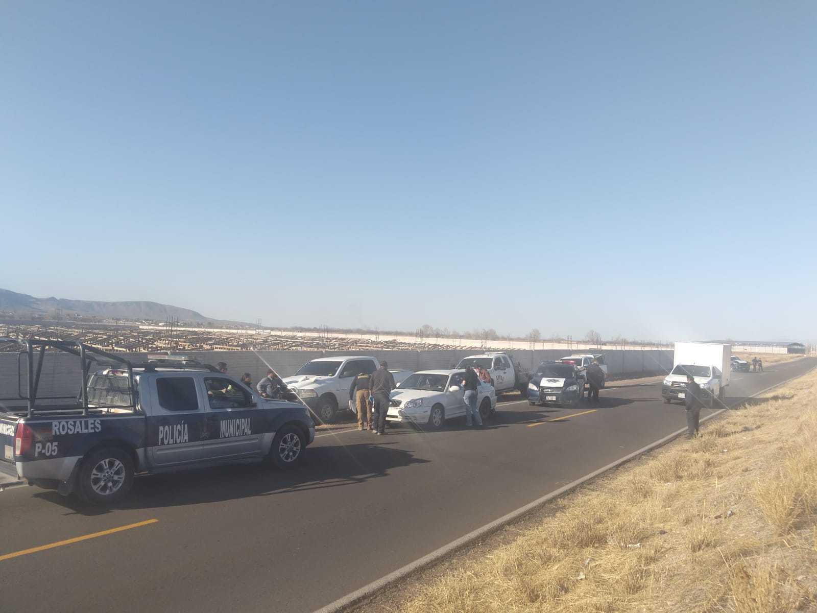 Localizan vehículo abandonado en carretera Meoqui–Rosales