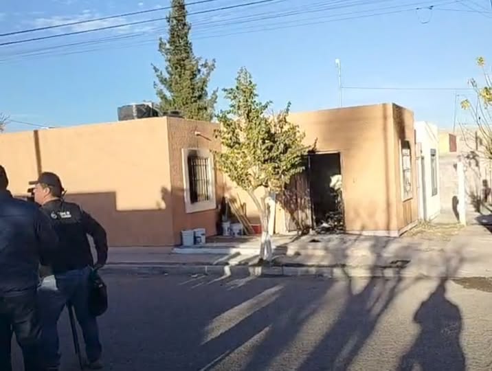 Fuego consume vivienda; padre sufre quemaduras al salvar a su hija