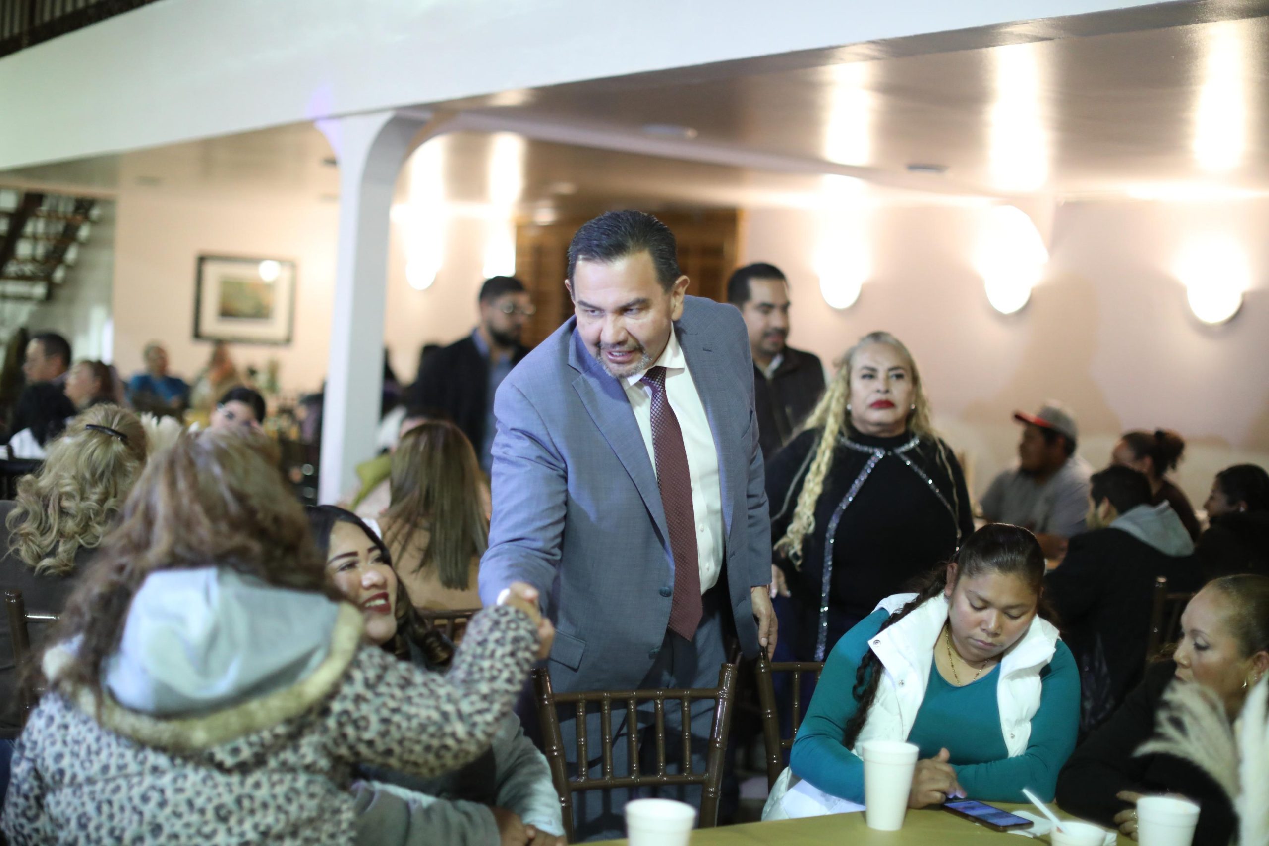 Asiste Presidente Pérez Cuéllar a posada con comerciantes del Mercado Riveras