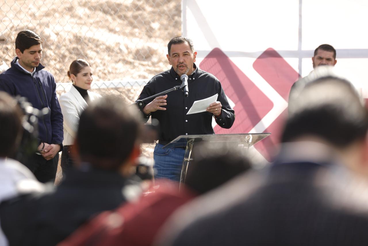 Entrega alcalde cancha de fútbol a estudiantes de la Técnica 56