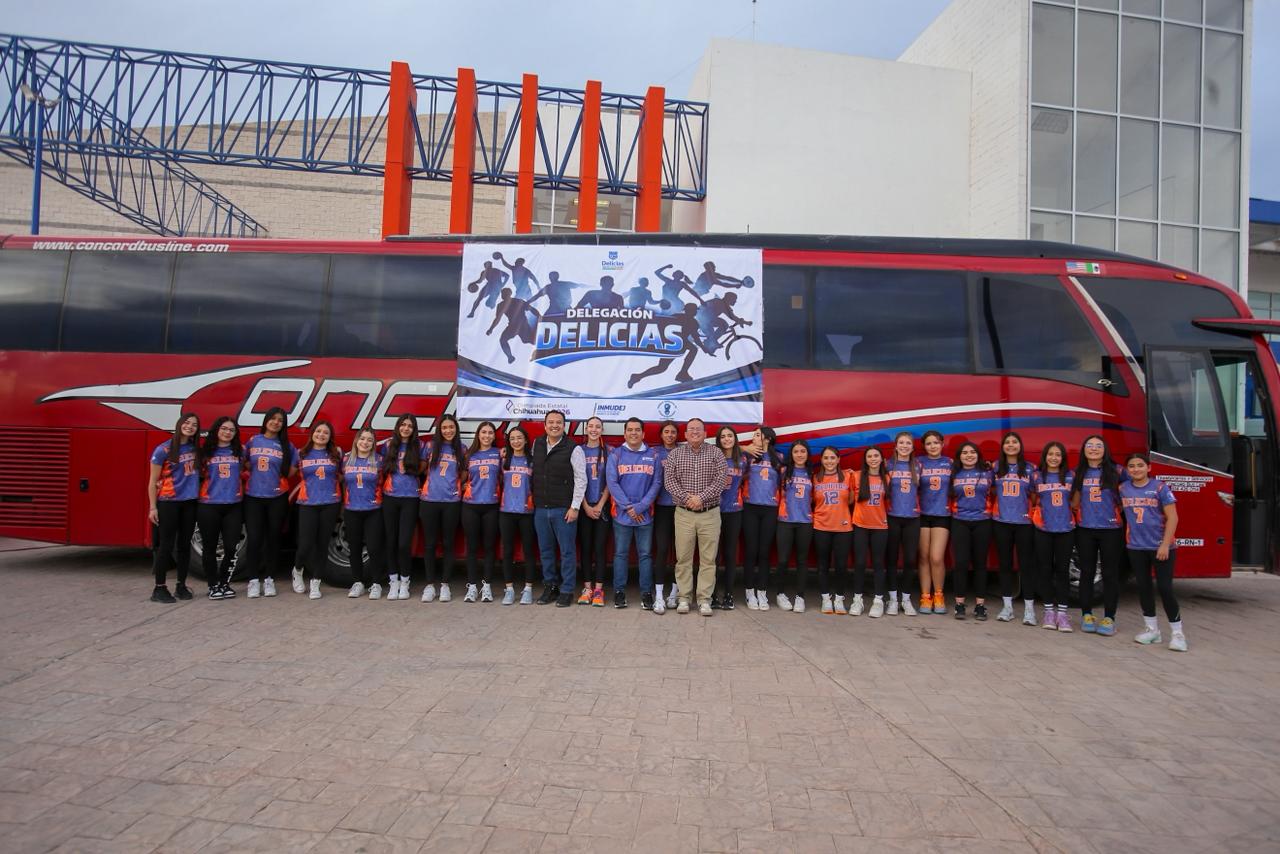 Valenciano encabeza salida de atletas a Olimpiada Estatal y entrega autobús para su traslado