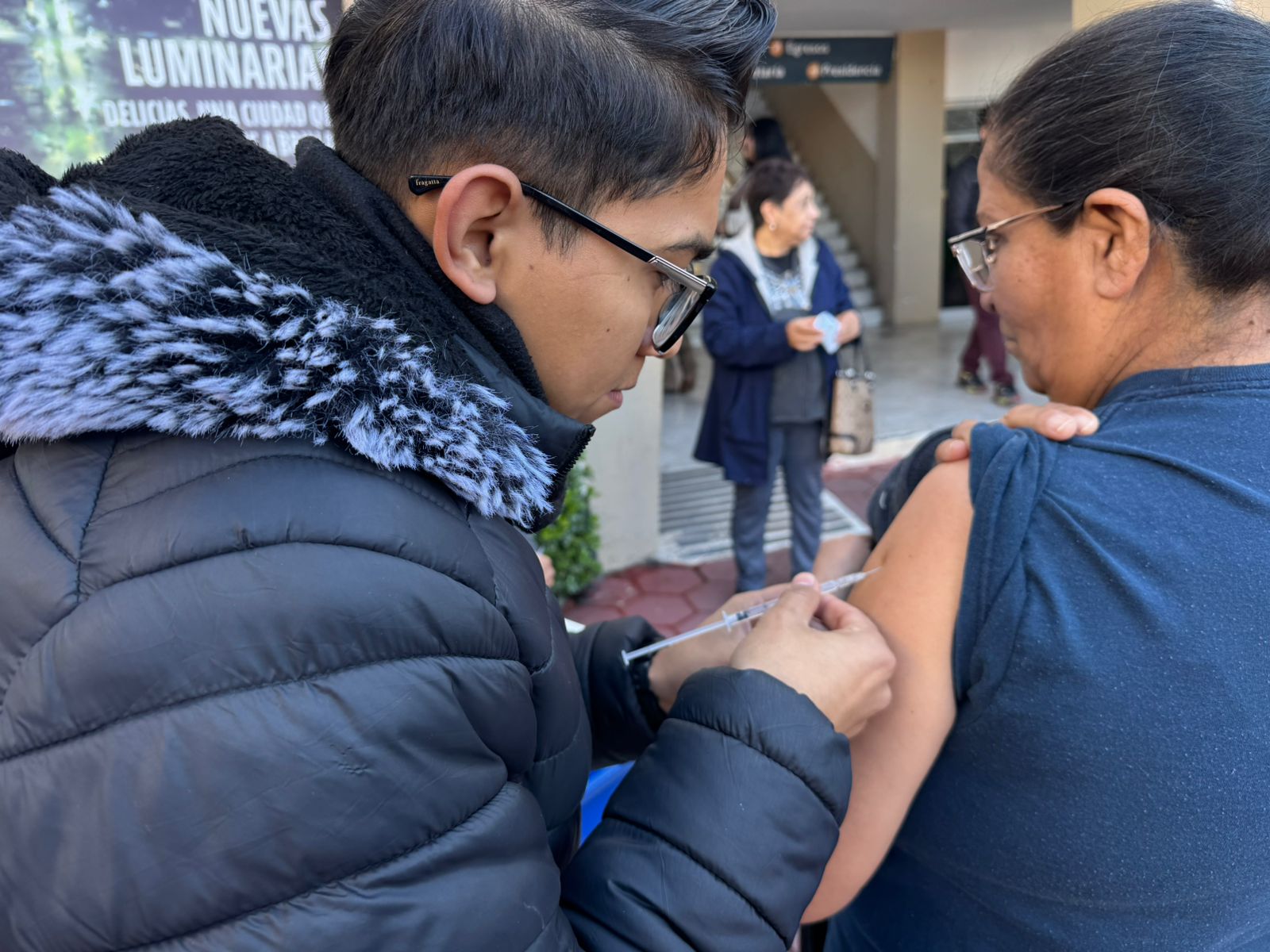Invitan a vacunarse contra influenza, COVID y neumococo en la explanada de Presidencia Delicias